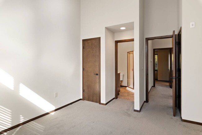 Building Photo - 186 Madrona Way NE