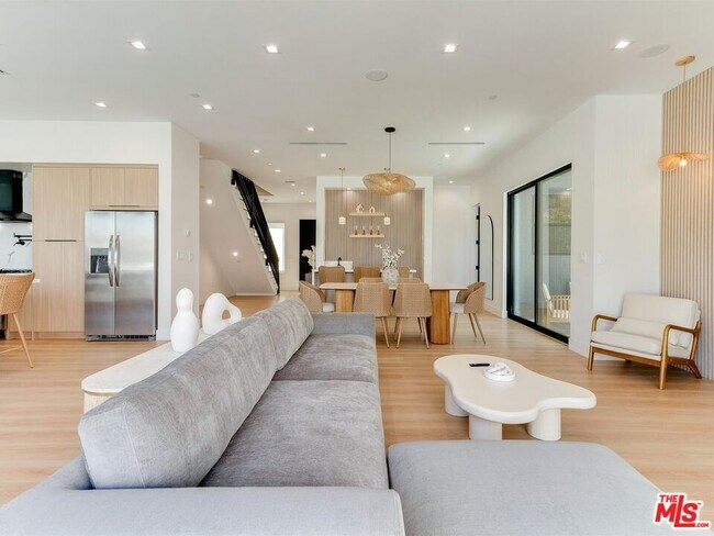 Building Photo - 5929 Hesperia Ave