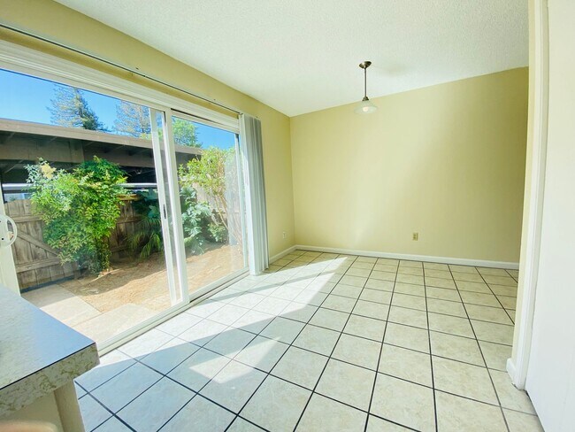 Building Photo - Condo Overlooking the American River!