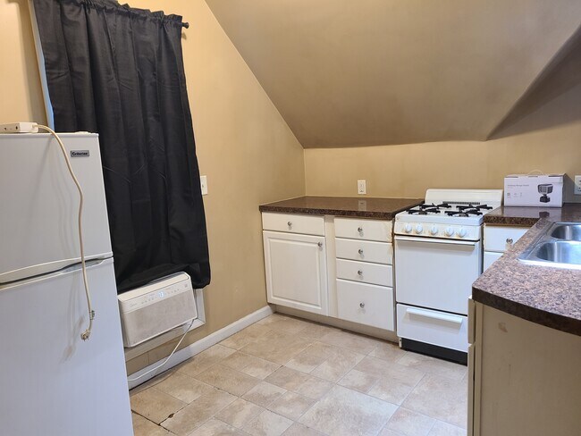 Building Photo - 914 S Center St