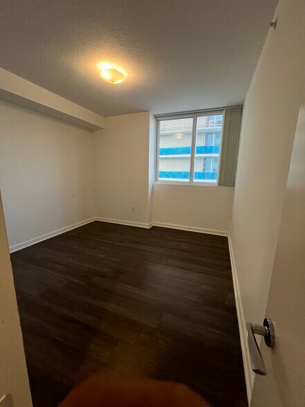 Building Photo - 1720 Bay Dr