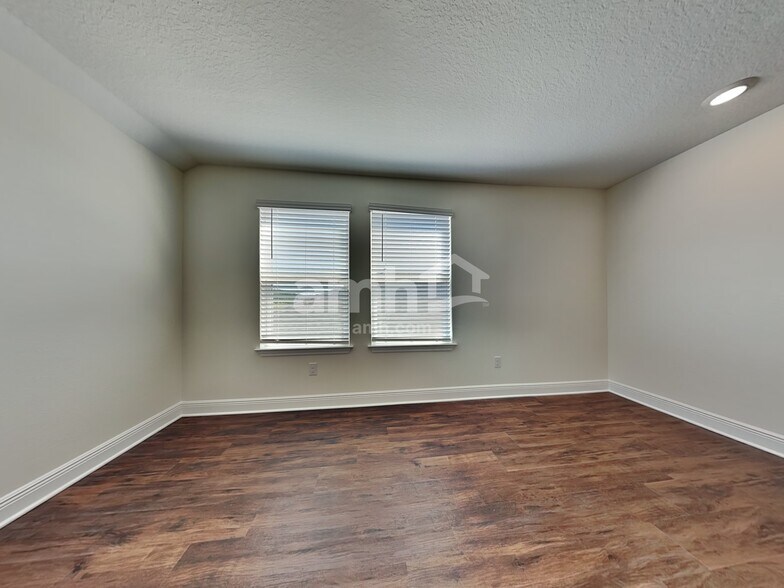 Building Photo - 27581 St Andrews Ave