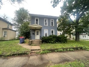 Building Photo - Three Bedroom Single Family Located Near D...