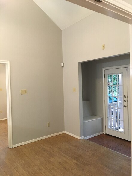 Entry area with storage benches and small eat in kitchen. - 4302 Duval Street