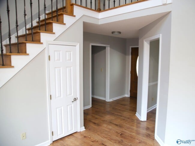 Building Photo - 104 Victoria Dr