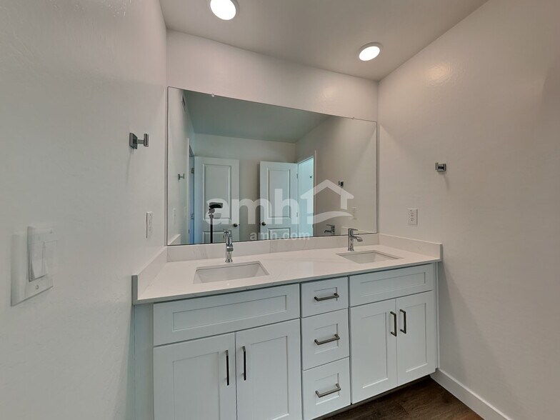 Building Photo - 9715 W Parkway Dr