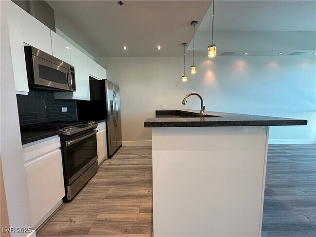 Building Photo - 4575 Dean Martin Dr