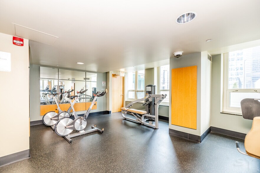 Building Photo - 345 N La Salle Dr