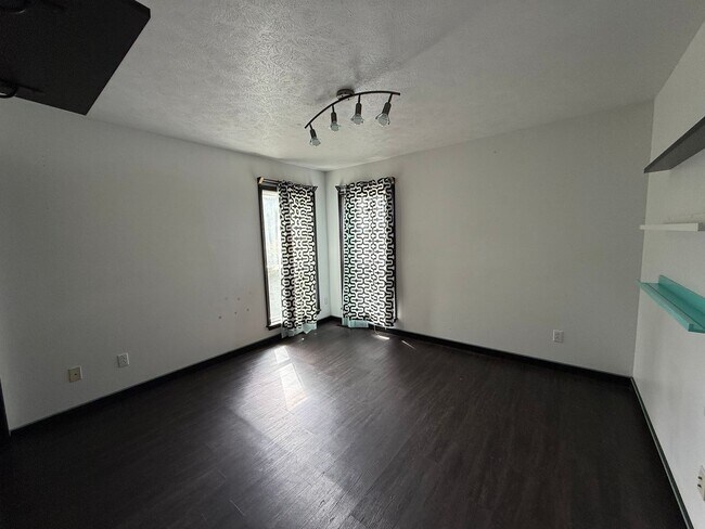 Building Photo - Spacious Basement Home with Breathtaking V...