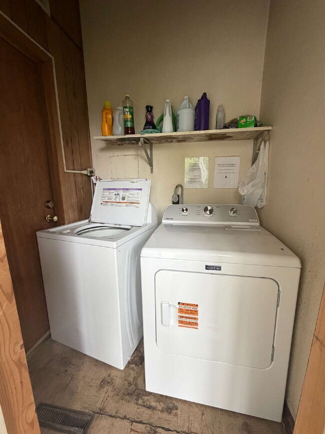 Building Photo - 3 Bedroom Student Rental New UW-Eau Claire - Available Now!