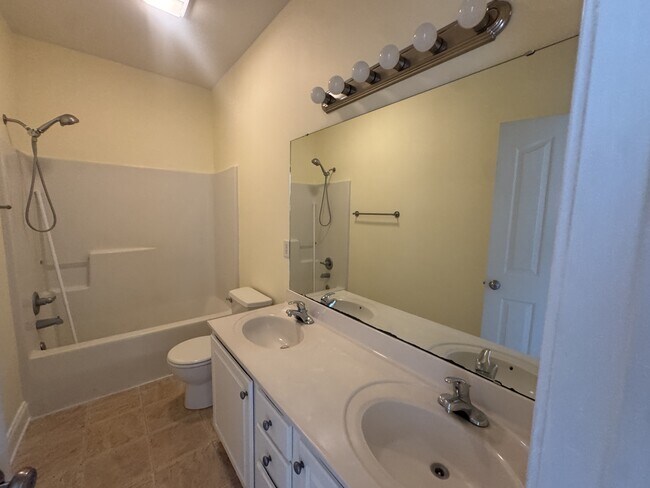 Building Photo - 210 Chadwick Shores Dr