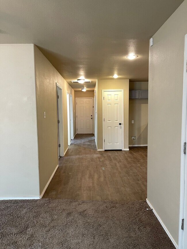 Building Photo - 3 Bd / 2 Bath and great back yard
