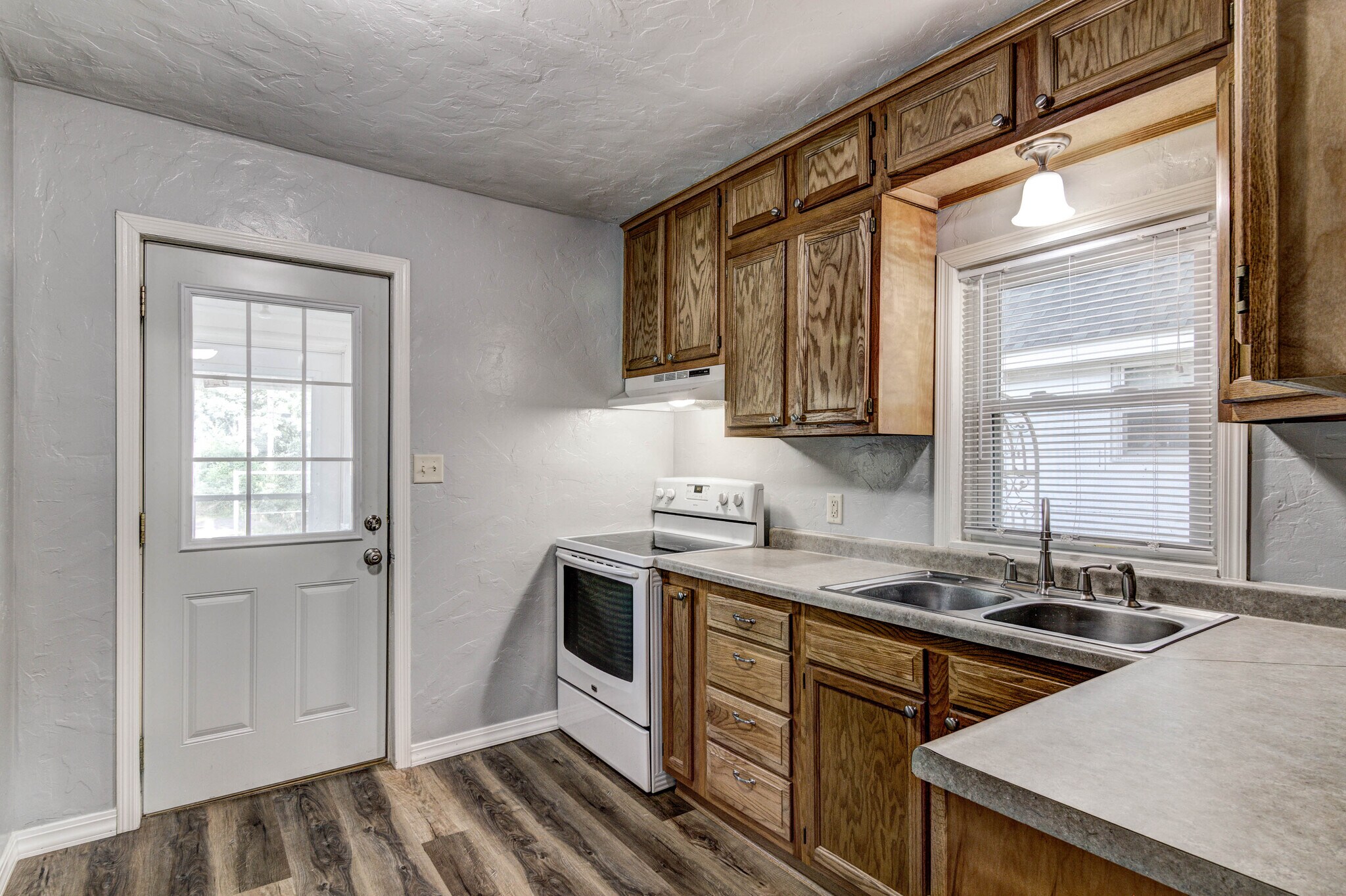 Building Photo - 616 Davis Ave