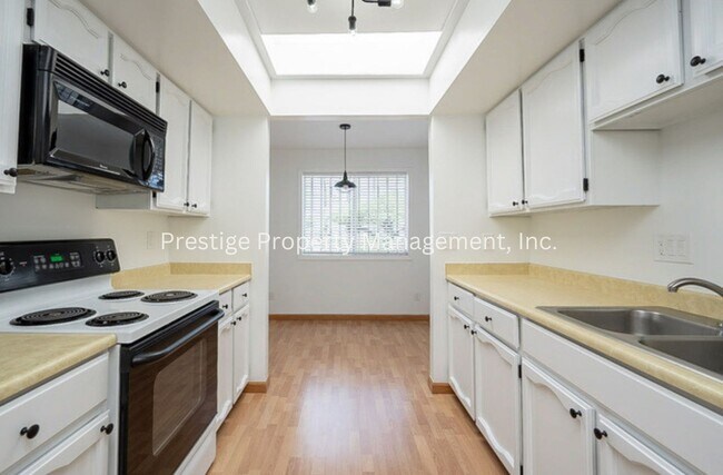 Building Photo - Beautiful Townhouse Overlooking The Golf C...