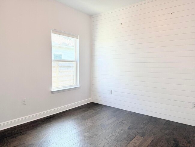 Building Photo - 590 Las Roblas Grande Dr