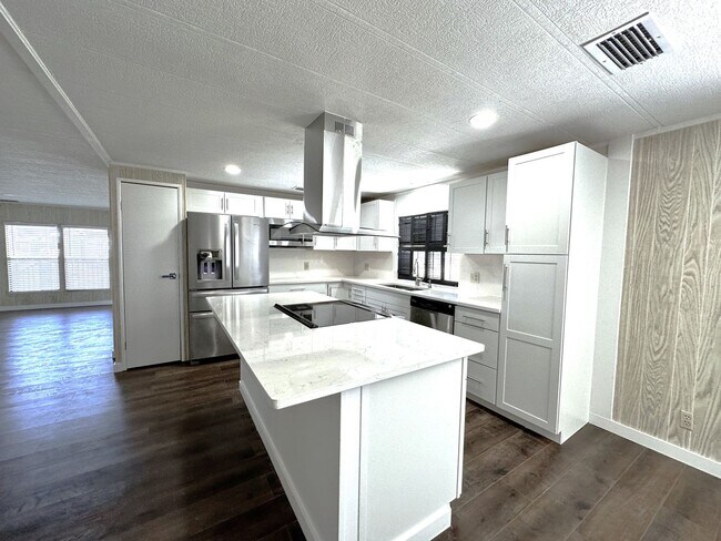 Building Photo - Stunning 2/2 Home in 55+ Leesure Village