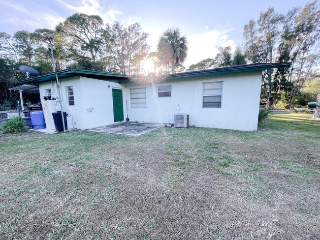 Building Photo - 122 Laidback Way