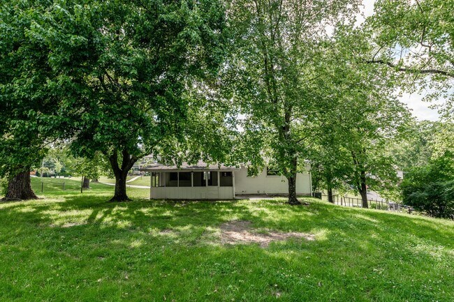 Building Photo - Anderson - Updated and spacious 3 bed 2.5 ...