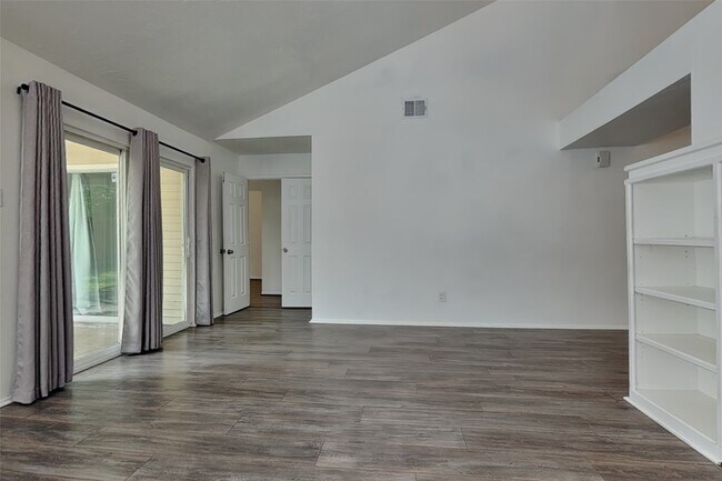 Building Photo - 8614 Lake Crystal Dr
