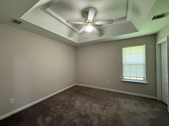 Building Photo - 3 bed, 2 bath home with back yard and one ...