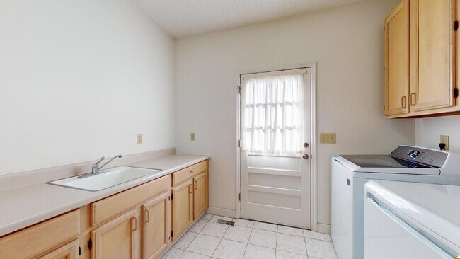 Building Photo - The Mylandia | Beautiful and spacious University City – Charlotte house with a backyard, offering...