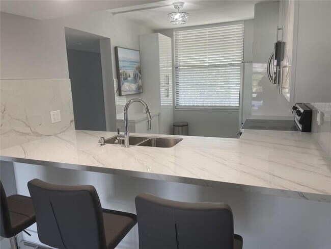 Building Photo - 1721 Whitehall Dr