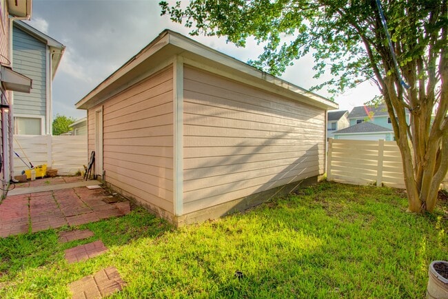 Building Photo - 15850 E Park Ct