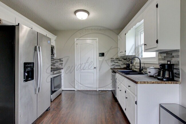 Building Photo - Three Bedroom On One Acre Lot in Clarksvil...