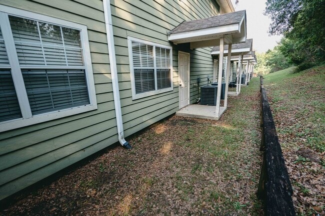 Building Photo - Super cute 3 Bedroom/3Bathroom Townhome in...