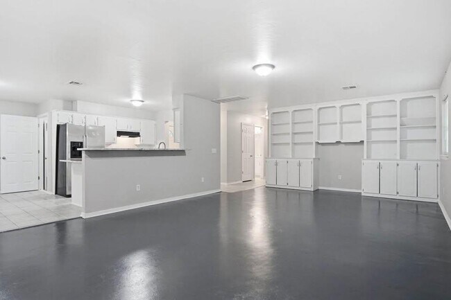 Building Photo - 3717 N Eagle Ln