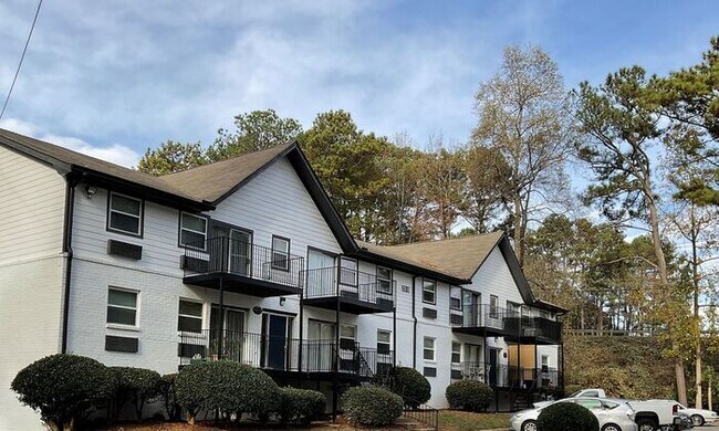 Building Photo - Spacious Apts - Excellent Tucker Location