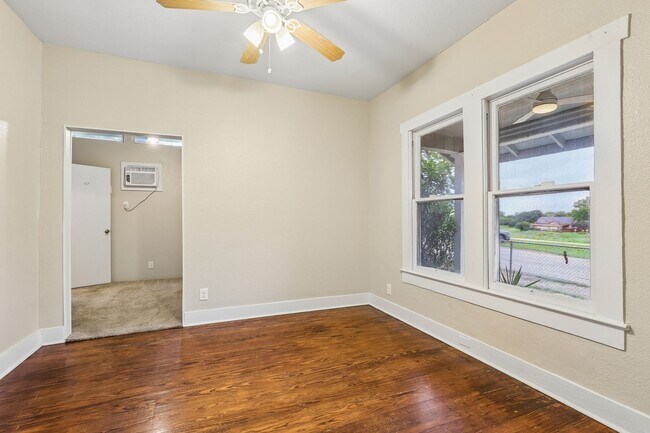 Building Photo - 2310 N Sabinas St