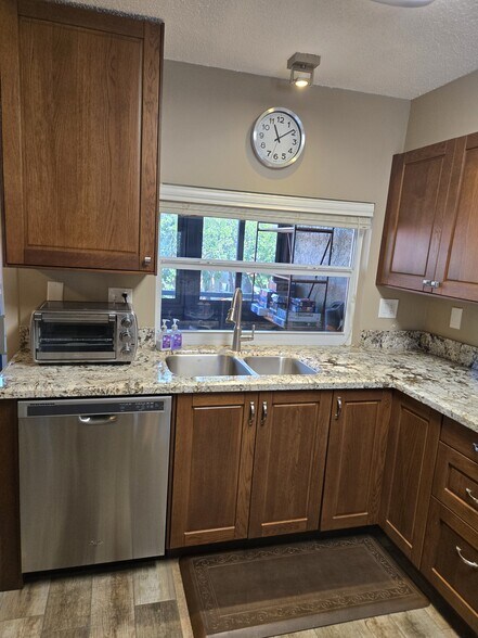 Building Photo - 5242 NE 6th Ave