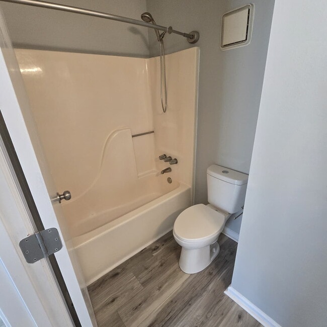 Building Photo - 2 Bedroom Townhome conveniently located near the interstate, hospital, airport, entertainment and...