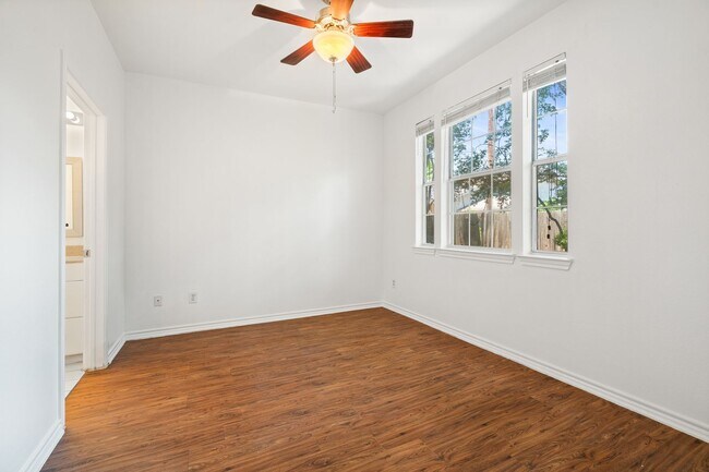 Building Photo - BEST 2 BEDROOM - PRIVATE YARD - PRIVATE GA...