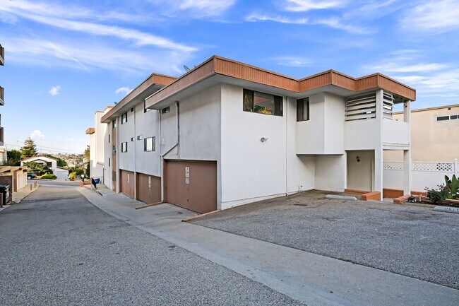 Building Photo - 665 W 24th St