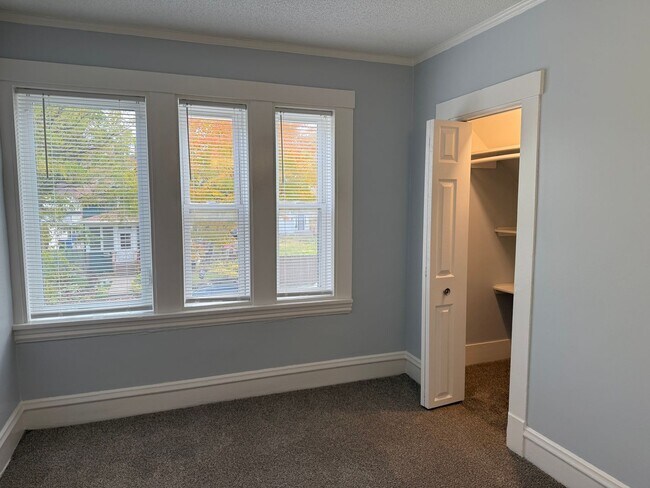 Building Photo - 1507 N Newton Ave