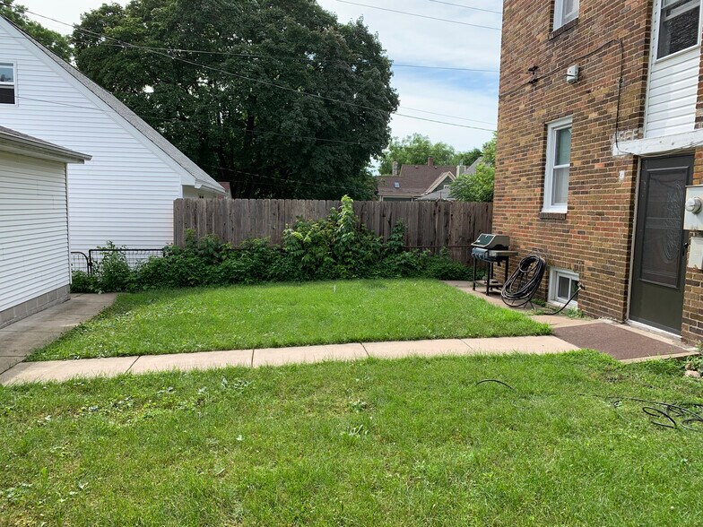 Backyard - 1900 Grand Ave