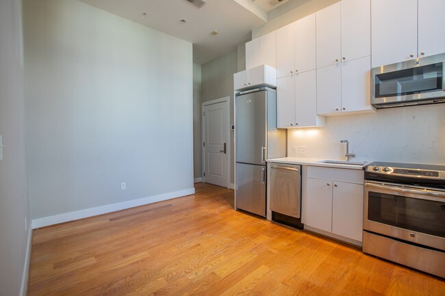 Building Photo - Cozy 1 BR/1 BA Condo in Capitol Hill!