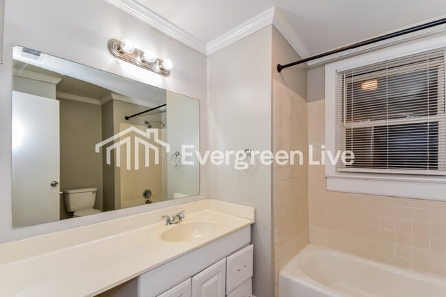 Building Photo - 5 Larkin Ct