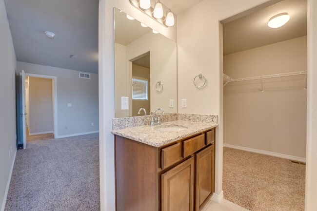 Building Photo - Stunning 3 Bedroom 2 Bathroom townhome in Fort Collins!