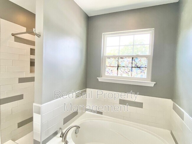 Building Photo - 642 Kelso Dr