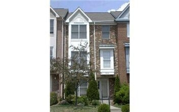 Building Photo - Large and Very Nice 3-bedroom Townhouse