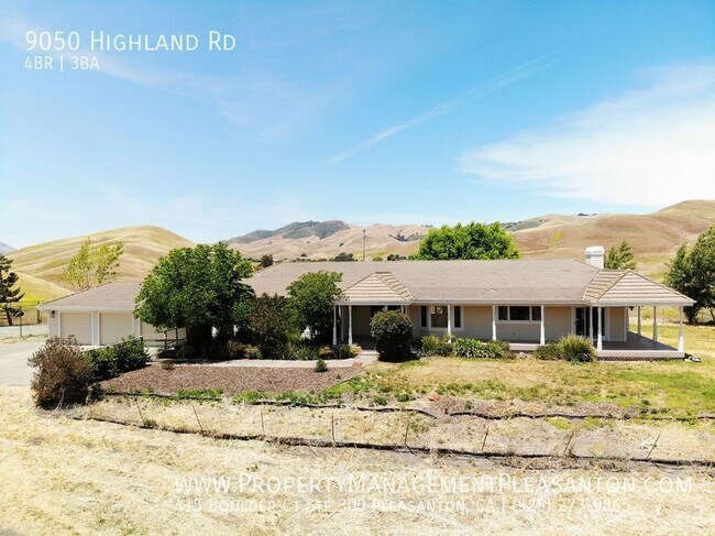 Building Photo - Unique 4 Bed / 3 Bath 3,484 Sq Ft Home off...