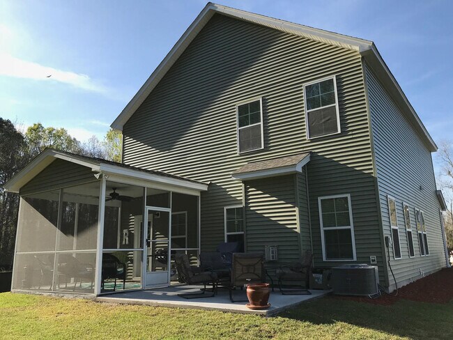Building Photo - LARGE HOME WITH A POND LOT!