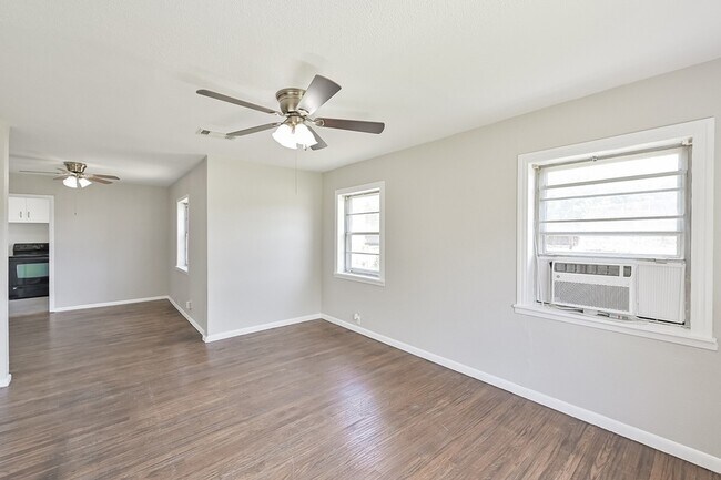 Building Photo - 1501 Greenbrier Dr