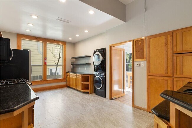 Building Photo - 3210 Hampton Rd