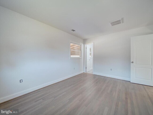 Building Photo - 2303 W Longview Dr