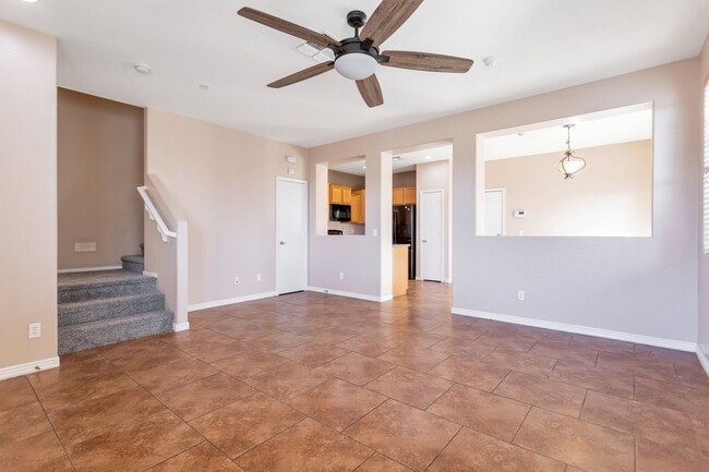 Building Photo - Welcome to this beautiful 3 bedroom, 2.5 bathroom home located in Avondale, AZ