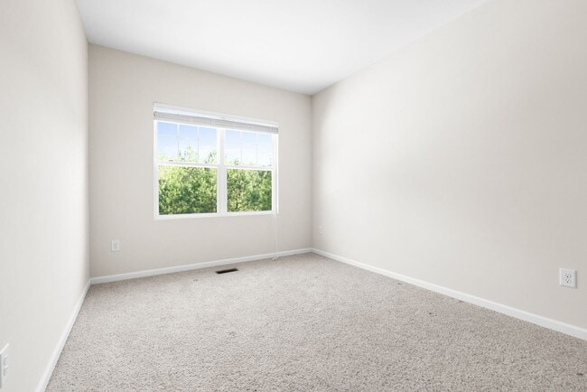 Building Photo - Well Maintained End Unit Townhome with Community Pool! Available July 14th!